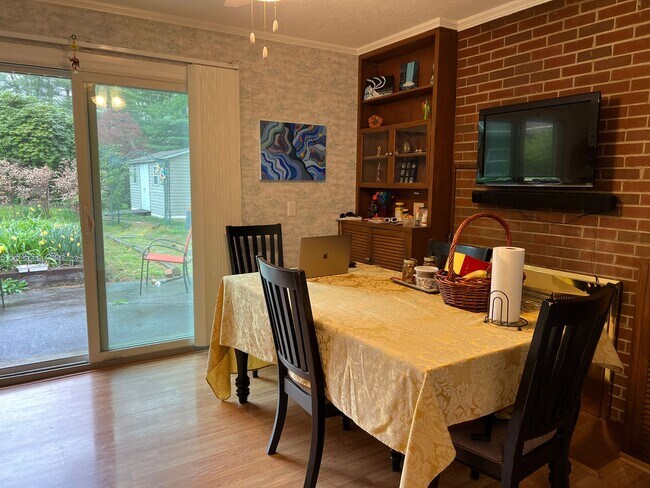 Foto del edificio - Spacious Home in McBryde Village next to V...