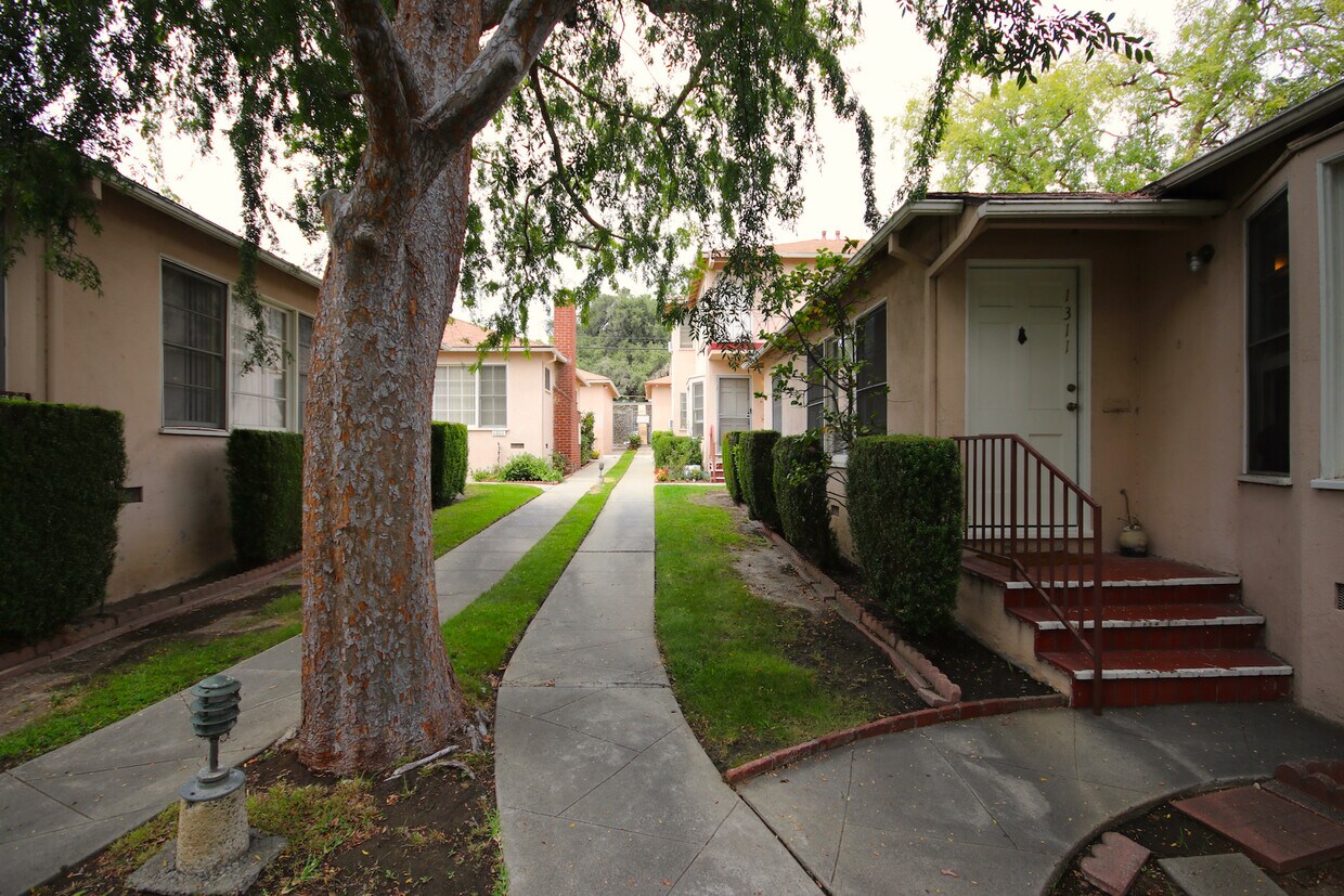 Primary Photo - 1299 E Washington Blvd