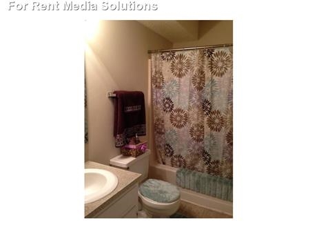 Baño - West Meadows Apartments