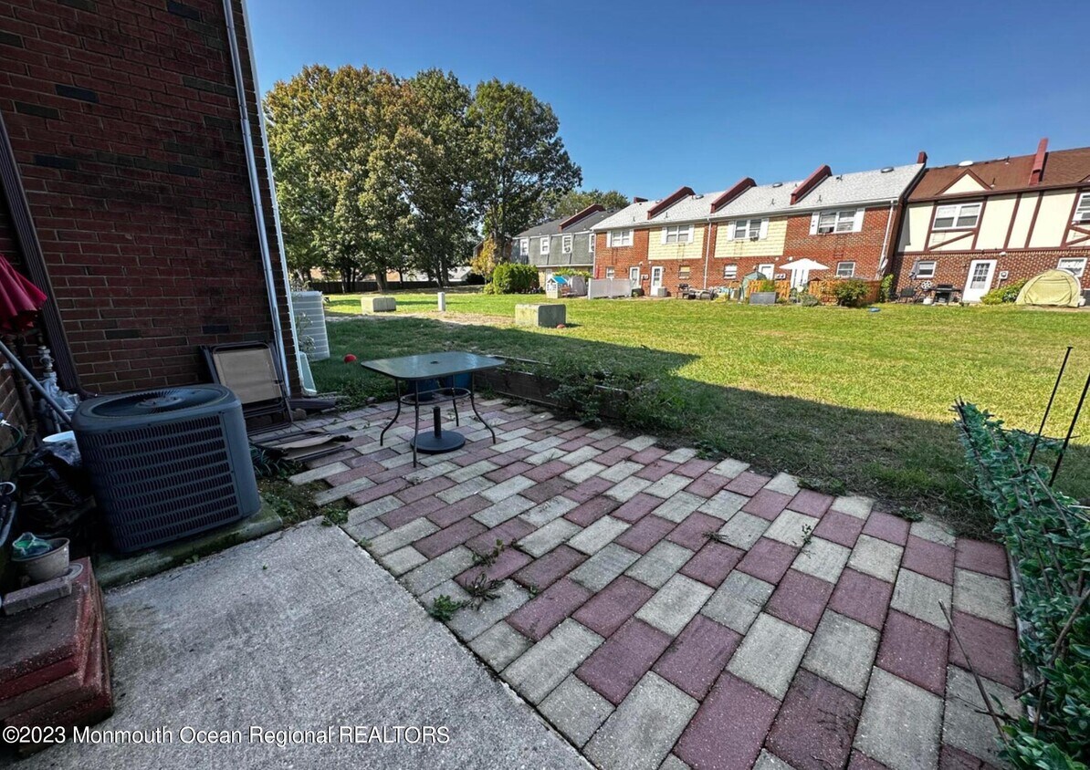 Foto principal - 60 Briar Mills Dr