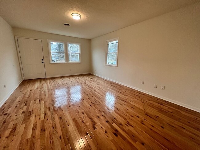 Building Photo - Newly renovated 3bed/1bath for rent!