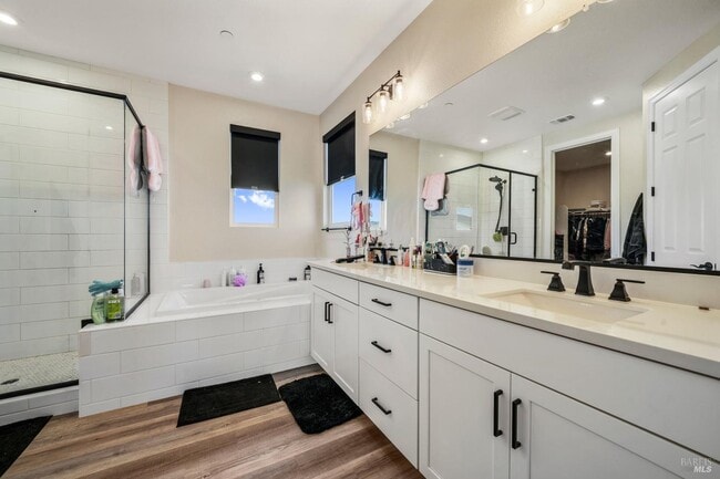 Building Photo - 1245 Pacific Pl