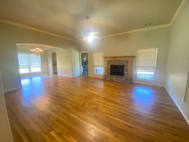 Foto del edificio - Spacious home with Gorgeous Backyard!