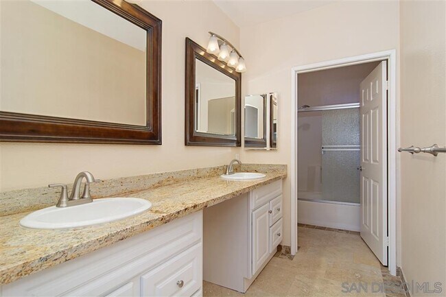 Foto del edificio - 9229 Regents Rd