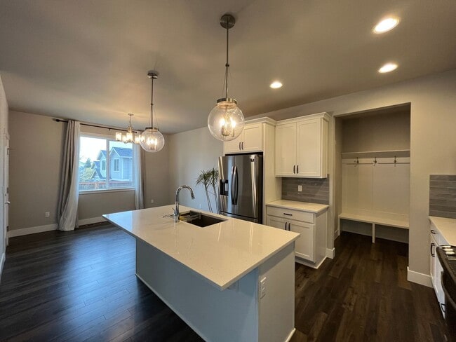 Building Photo - Beautiful and Newer 4 Bedroom 2.5 Bathroom Craftsman attached House close to the Columbia River! ...