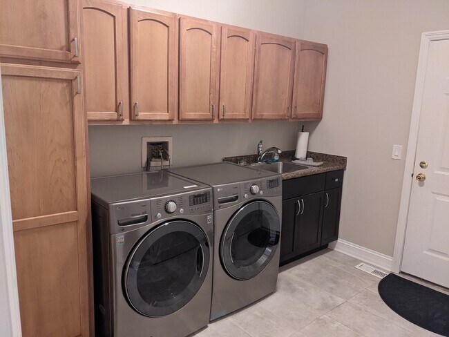 Building Photo - 2835 Reserve Ct