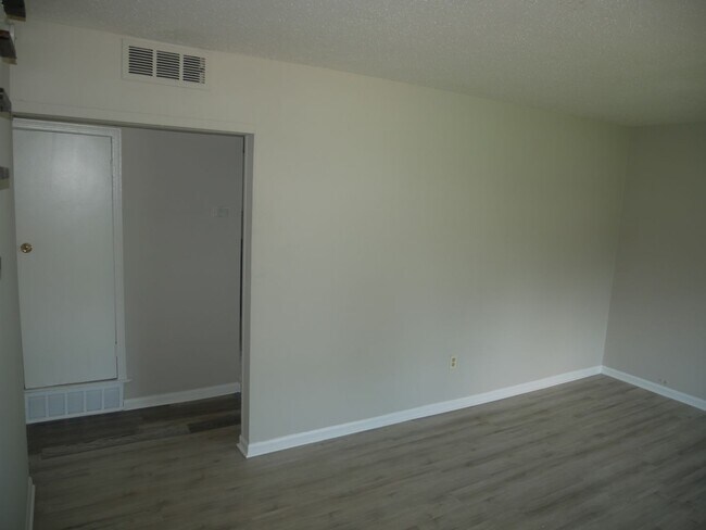 Building Photo - 1463 Vicksburg Dr