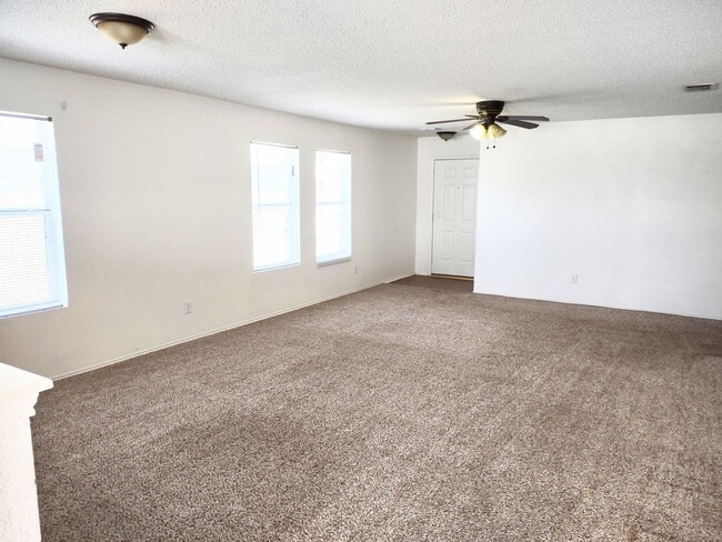 Building Photo - $1945  3 bedroom / 2 bath house in Quail Run in Sanger