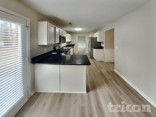 Foto del edificio - 7436 Petal Pl