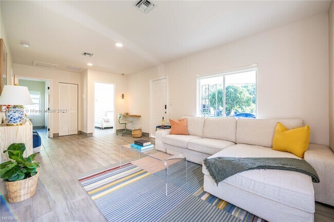 Foto del edificio - 2 br, 1 bath House - 671 NW 50th St