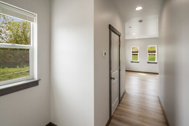 Foto del edificio - Pet Friendly! Gorgeous 3 Bedroom condo with double stall attached garages with AC.