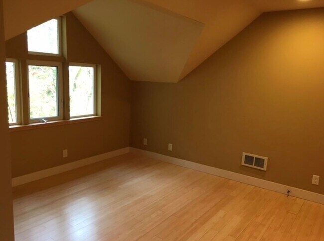 Foto del edificio - 4 BD/3.5 Bath home available 05/10/2026 in the South Hills