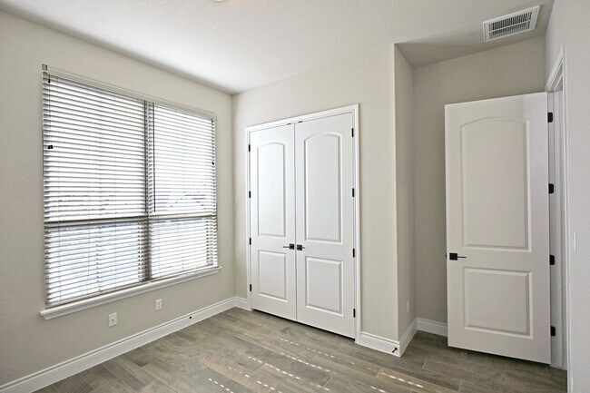 Building Photo - 588 Vale Ct