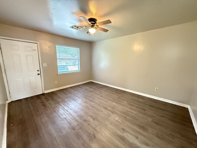 Building Photo - 3 Bedroom 1.5 bathroom duplex home