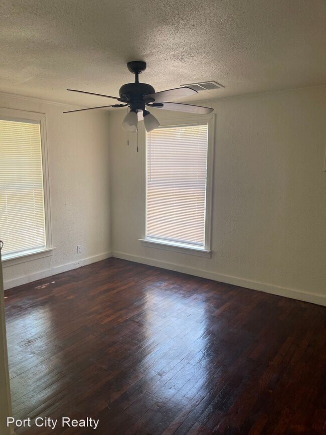 Building Photo - 3 br, 1 bath House - 7041 Karen St