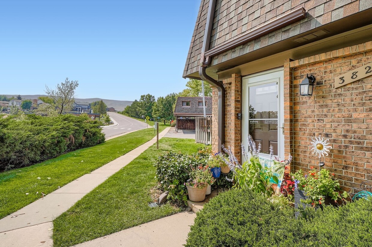 Front - 382 Gladiola St