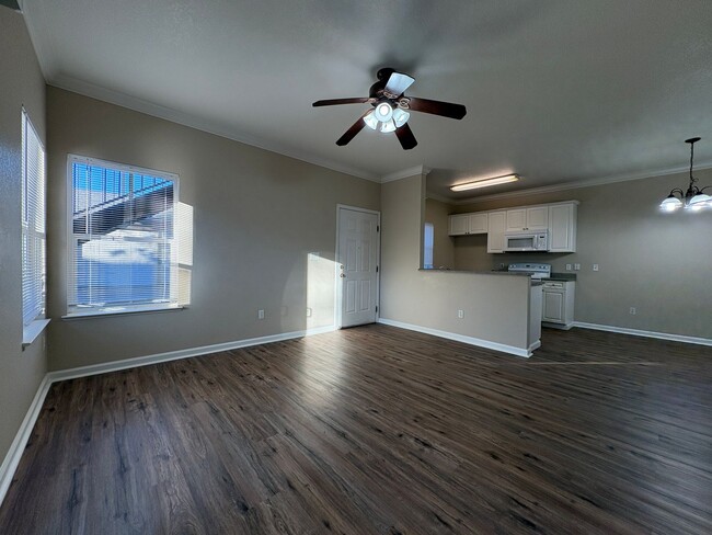 Building Photo - One Bed Condo in Gated Davis Oaks Community