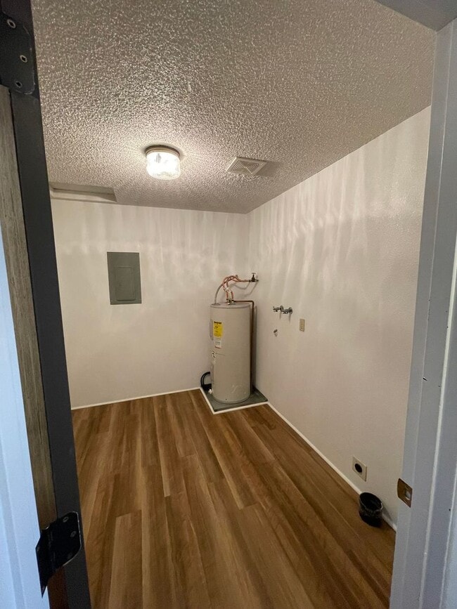 Building Photo - 2bdrm, 1 bath with garage!