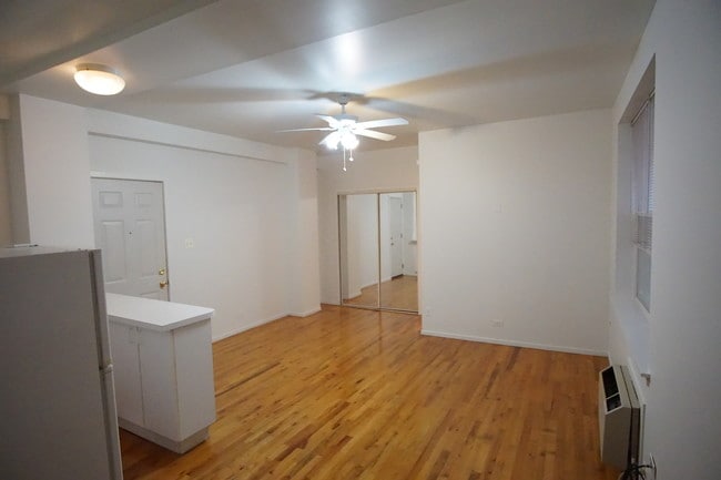 Building Photo - 5959 N Kenmore Ave