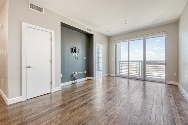 Espacio habitable con ventanas de piso a techo. - 333 W Trade St