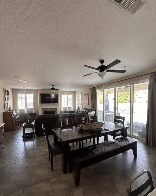 Building Photo - Stylish 4BR/3BA Home in Rosetta Canyon wit...