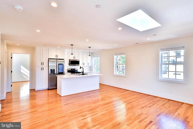 Building Photo - 221 S Alfred St