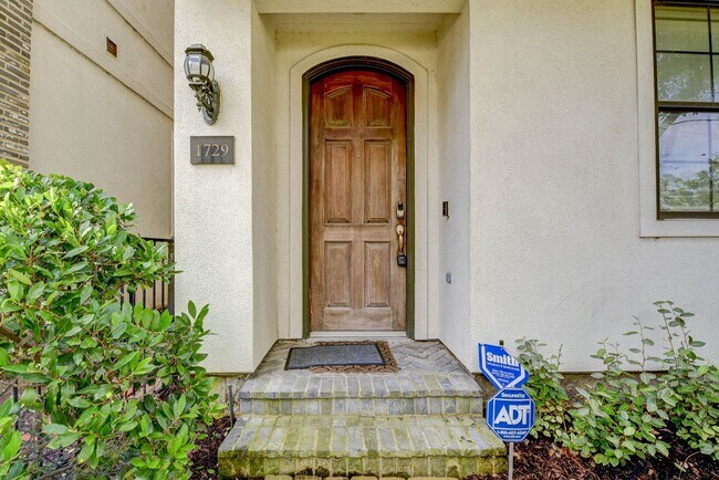 Building Photo - Luxurious Home with Stunning Houston Skyli...
