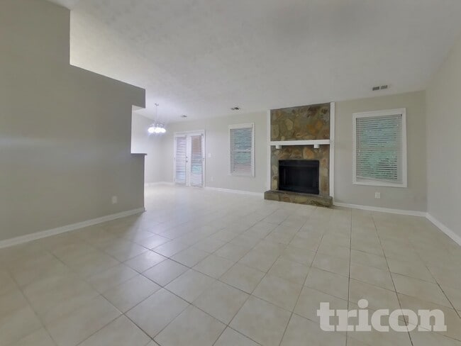 Building Photo - 811 Riverstone Ln