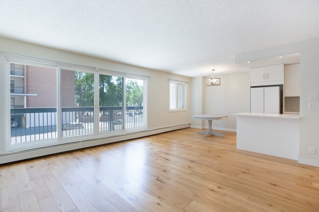 Living room - 1033 15 Av SW