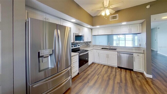 Foto del edificio - 6495 Shoreline Dr