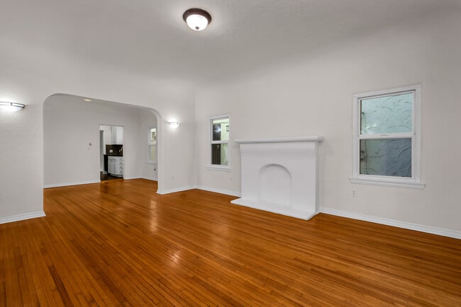 Building Photo - 724 S Dunsmuir Ave
