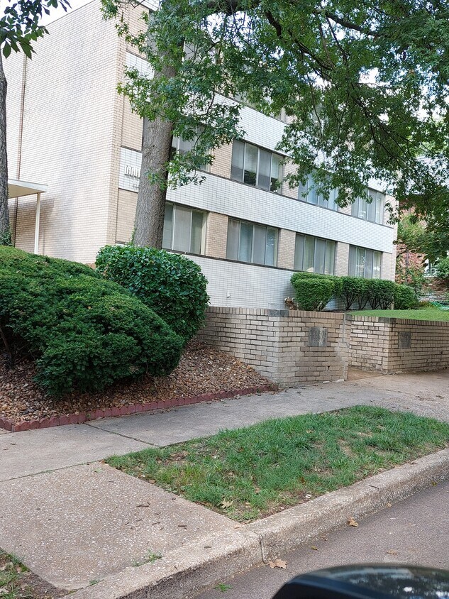 7509 York Dr Unit 01, Clayton, MO 63105 Apartments in Clayton, MO