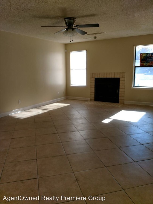 Building Photo - 206 Pineshadow Dr