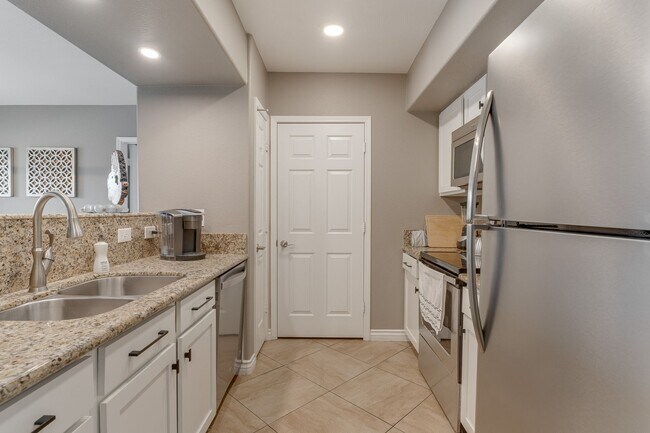 Foto del edificio - Bright & Airy 2-Bedroom Condo with Dual Su...