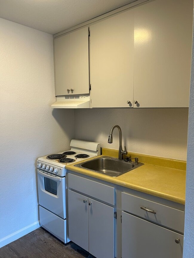 Building Photo - **READY FOR MOVE IN** 2nd Floor Studio Overlooking Pool