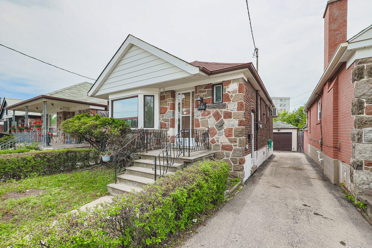 Primary Photo - Charming Bungalow For Rent In Heart of City