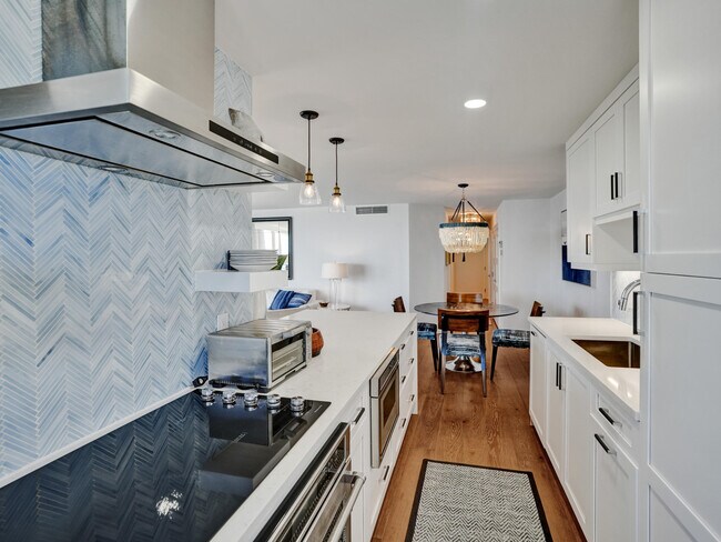 Building Photo - 1051 Hillsboro Mile
