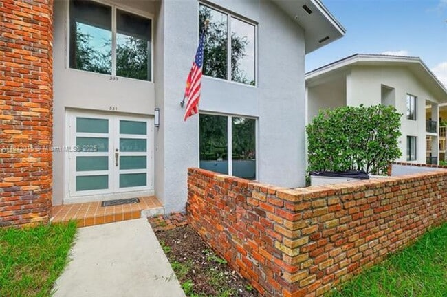 Building Photo - 537 Menendez Ave