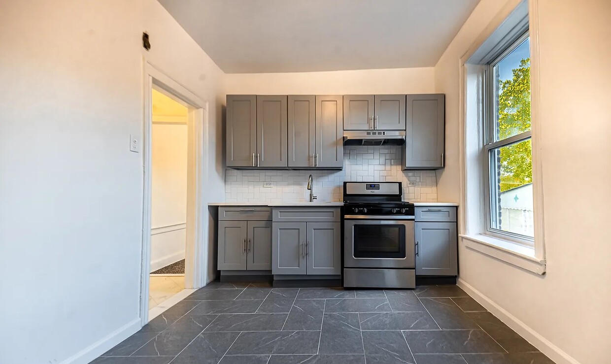 Cocina comedor recientemente renovada - 586 Remsen Ave