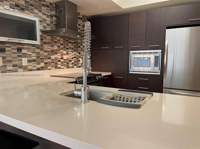 Foto del edificio - 250 Sunny Isles Blvd