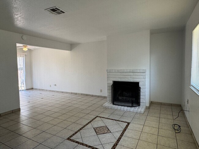 Foto del edificio - Two Bedroom Triplex with One Bathroom and ...