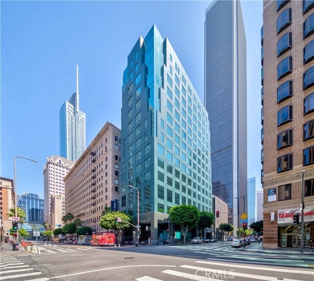 Foto principal - 655 S Hope St