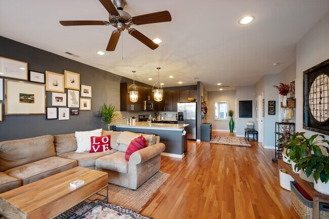 Foto del edificio - 1832 W Irving Park Rd