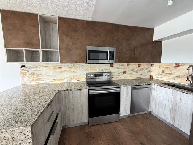 Foto del edificio - 5317 Curry Ford Rd
