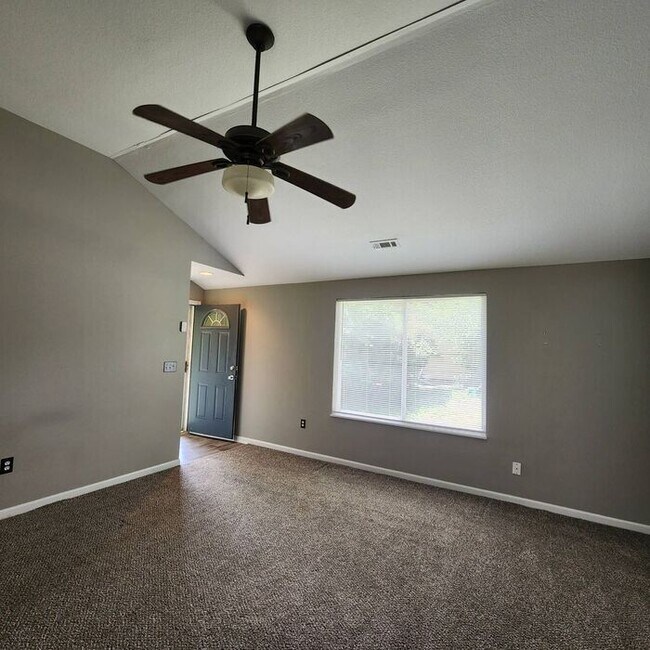 Building Photo - 3 Bedroom, 2 Bathroom home in Oak Grove!!
