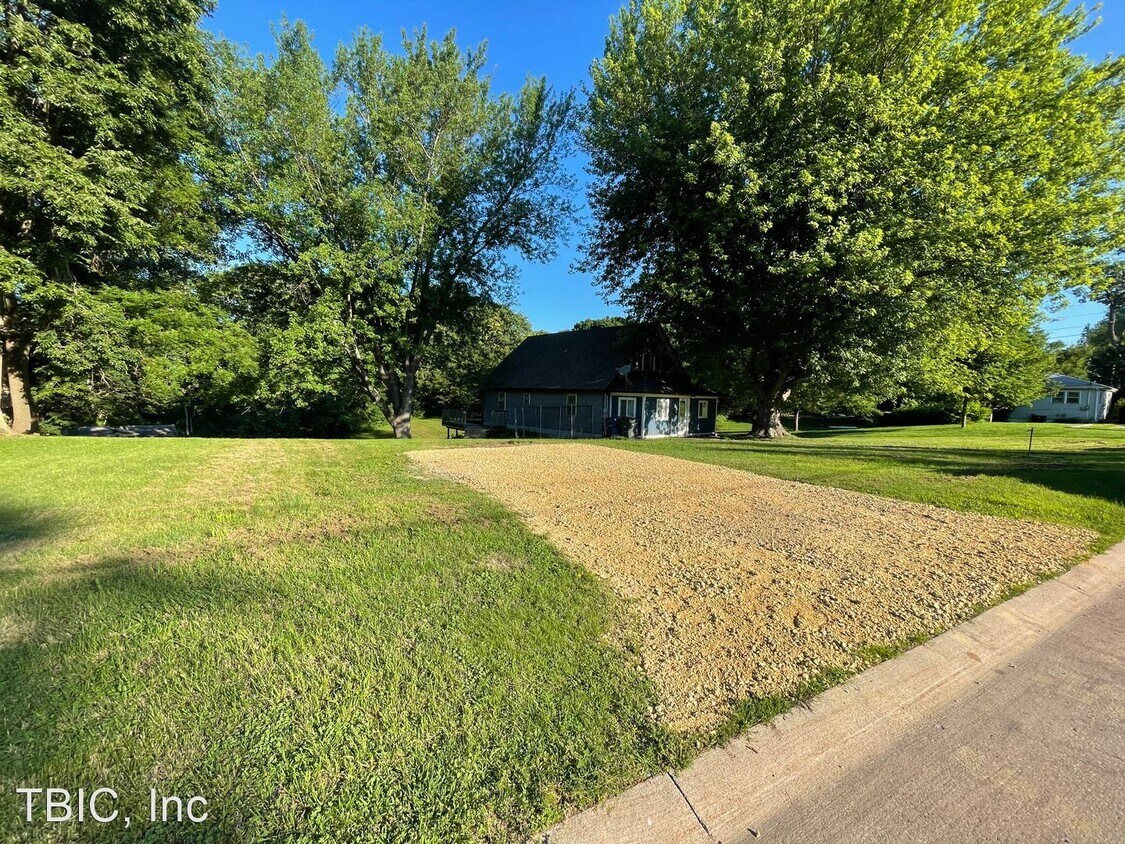 2 br, 1 bath House 720 30th St. House Rental in Bettendorf, IA