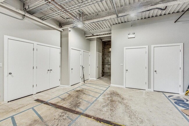Building Photo - 2341 W Chicago Ave