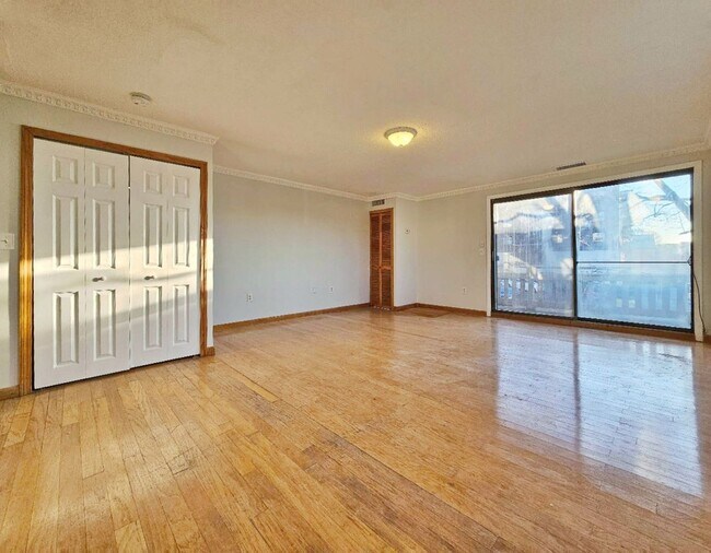 Foto del edificio - Beautiful renovated 3 bed 2 bath townhouse with deeded parking and easy Highway access