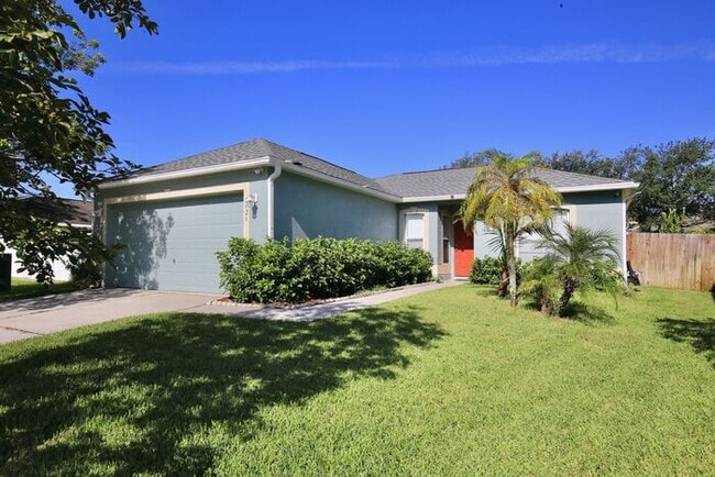 Building Photo - Beautiful 3/2 Spacious Home with a Fully F...