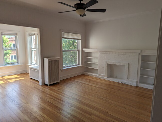 Building Photo - 3139 W Eastwood Ave